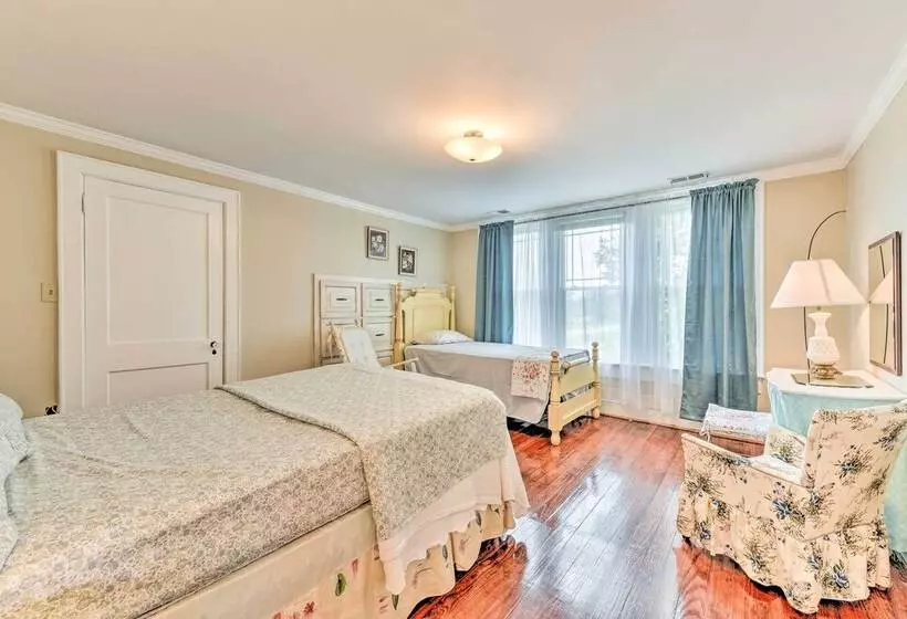 Elegant + Spacious Retreat ~ 18 Mi To Lake Norman!