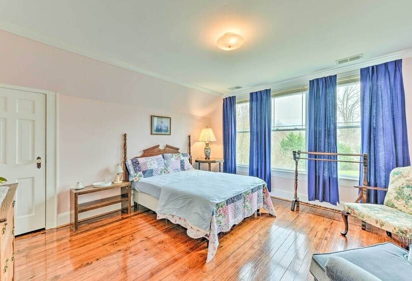 Elegant + Spacious Retreat ~ 18 Mi To Lake Norman!