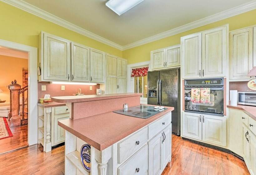 Elegant + Spacious Retreat ~ 18 Mi To Lake Norman!