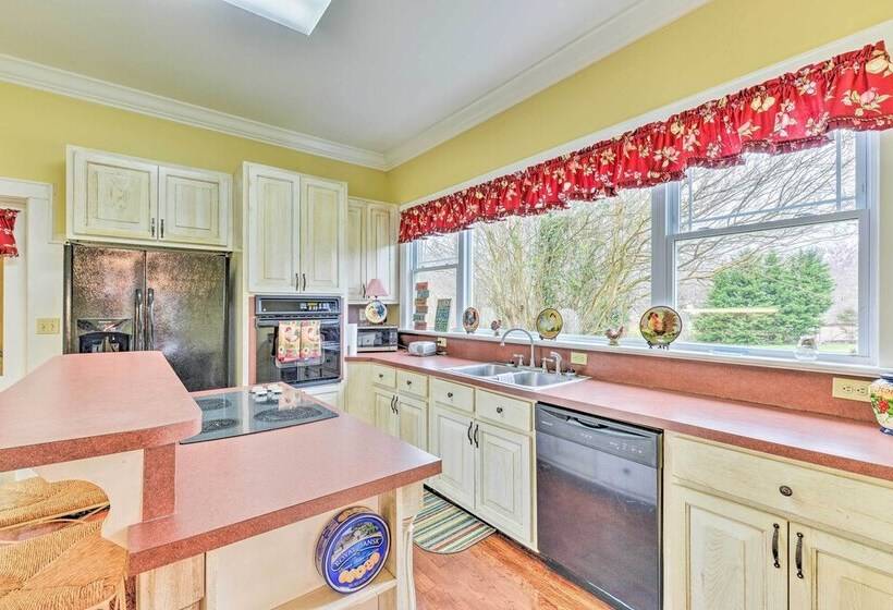 Elegant + Spacious Retreat ~ 18 Mi To Lake Norman!