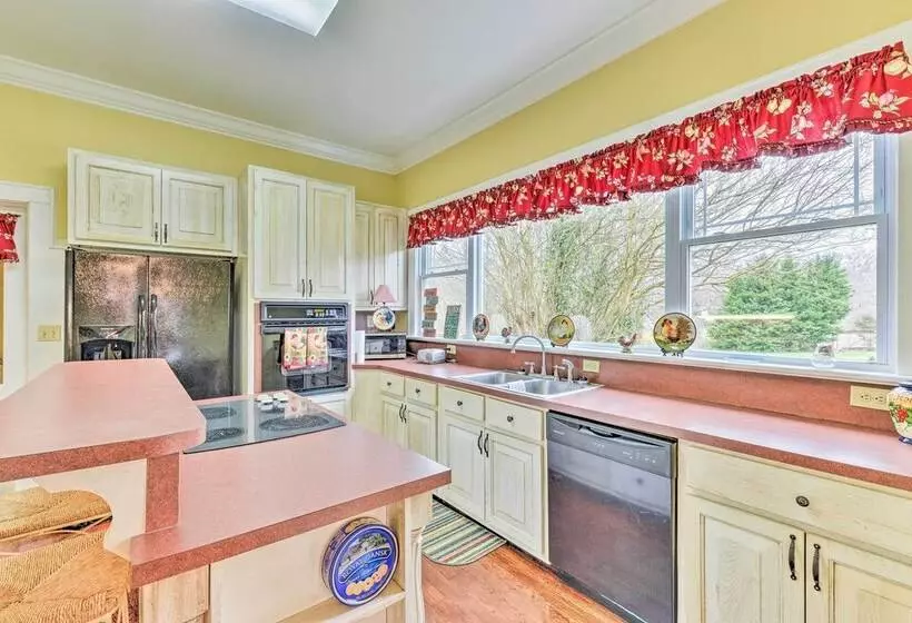 Elegant + Spacious Retreat ~ 18 Mi To Lake Norman!