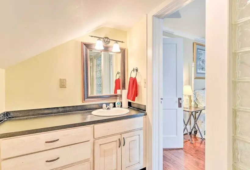 Elegant + Spacious Retreat ~ 18 Mi To Lake Norman!