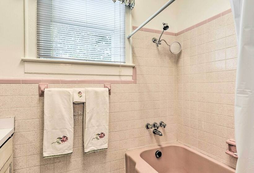 Elegant + Spacious Retreat ~ 18 Mi To Lake Norman!