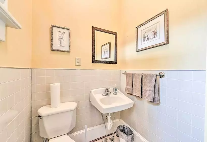 Elegant + Spacious Retreat ~ 18 Mi To Lake Norman!