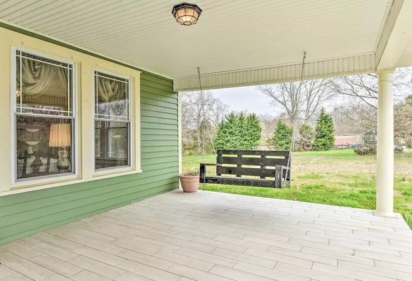 Elegant + Spacious Retreat ~ 18 Mi To Lake Norman!