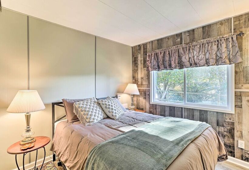 Happy Hippie Chicks Retreat W/ Farm Animals