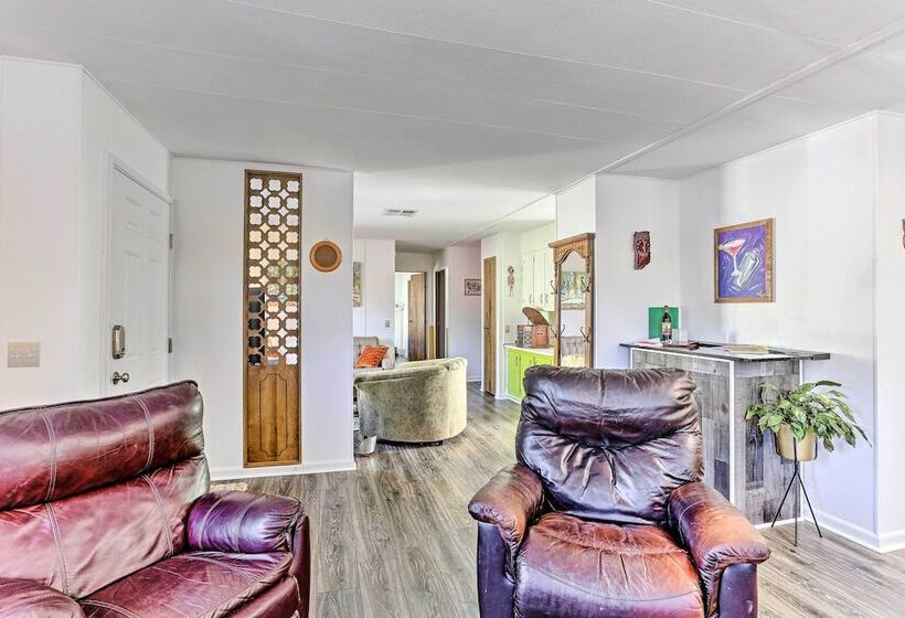 Happy Hippie Chicks Retreat W/ Farm Animals