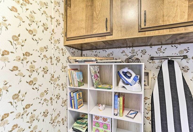 Happy Hippie Chicks Retreat W/ Farm Animals