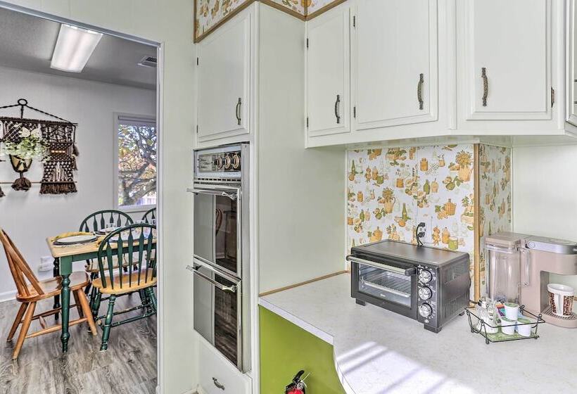 Happy Hippie Chicks Retreat W/ Farm Animals