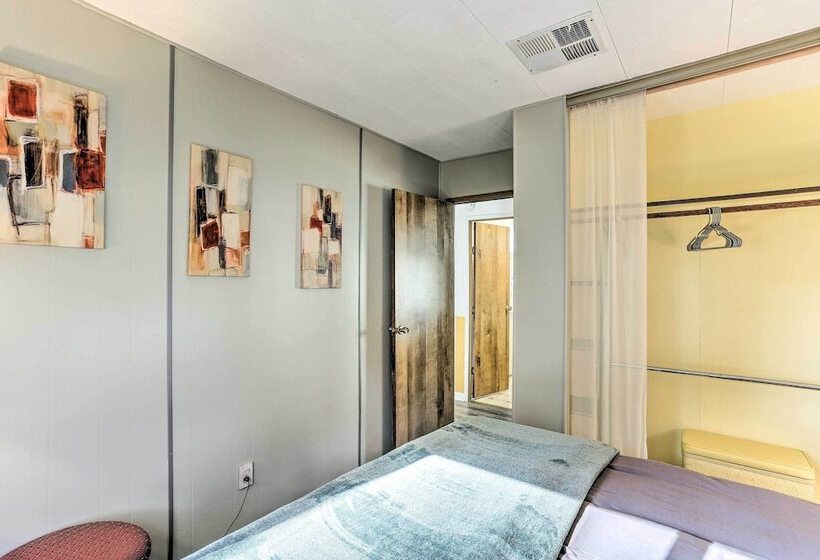 Happy Hippie Chicks Retreat W/ Farm Animals