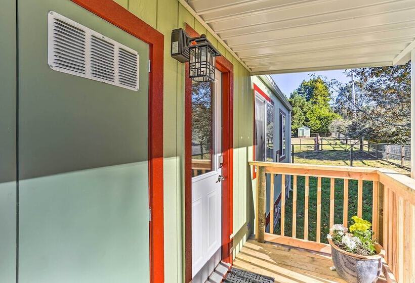 Happy Hippie Chicks Retreat W/ Farm Animals