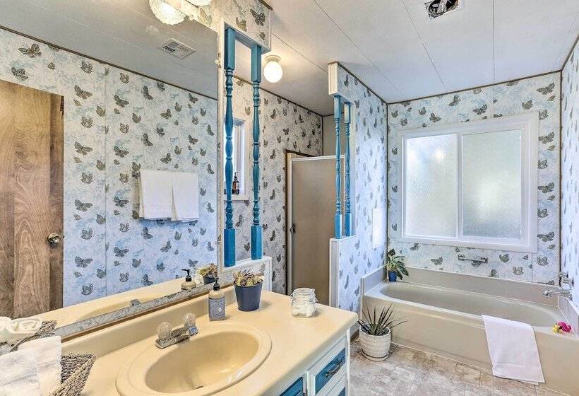 Happy Hippie Chicks Retreat W/ Farm Animals