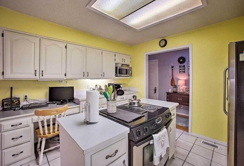 Hillside Rogers Cottage W/ Beaver Lake Views!