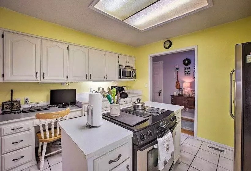 Hillside Rogers Cottage W/ Beaver Lake Views!