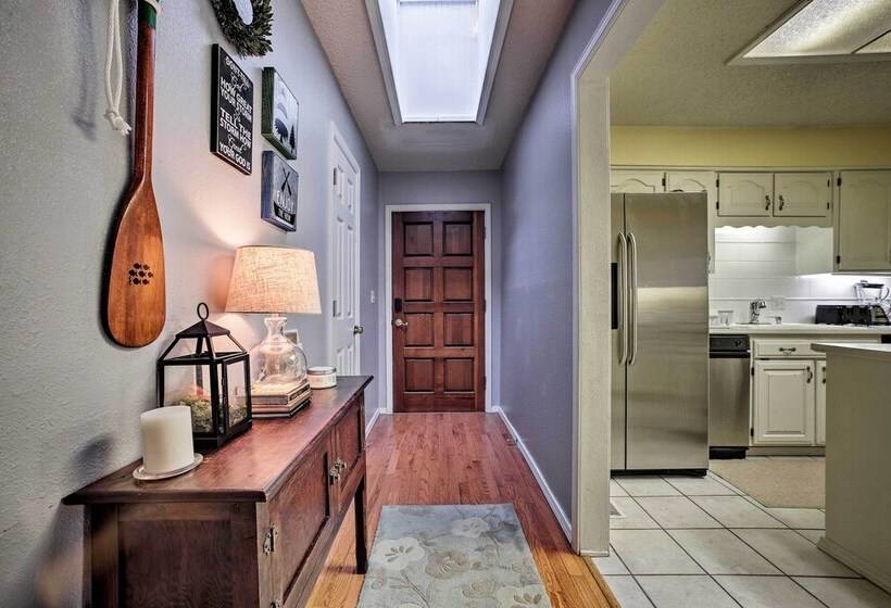 Hillside Rogers Cottage W/ Beaver Lake Views!