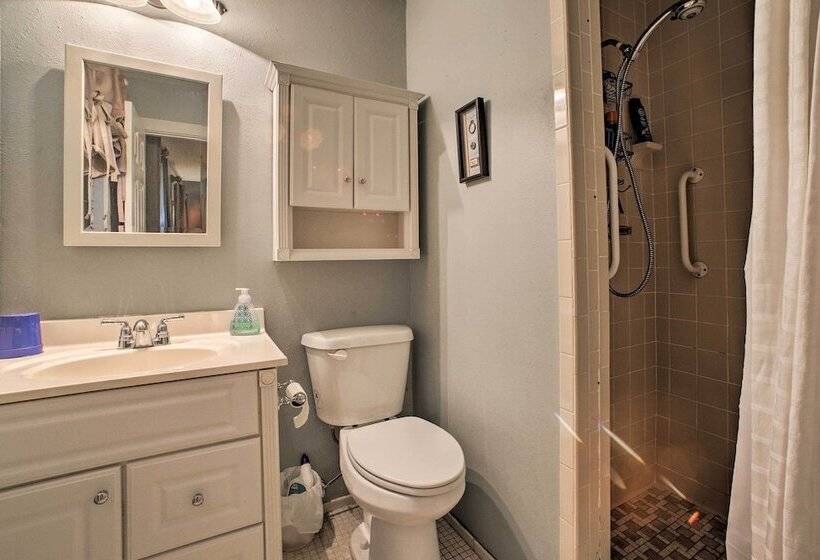 Hillside Rogers Cottage W/ Beaver Lake Views!