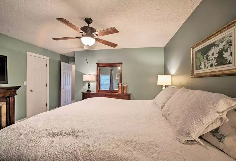 Hillside Rogers Cottage W/ Beaver Lake Views!