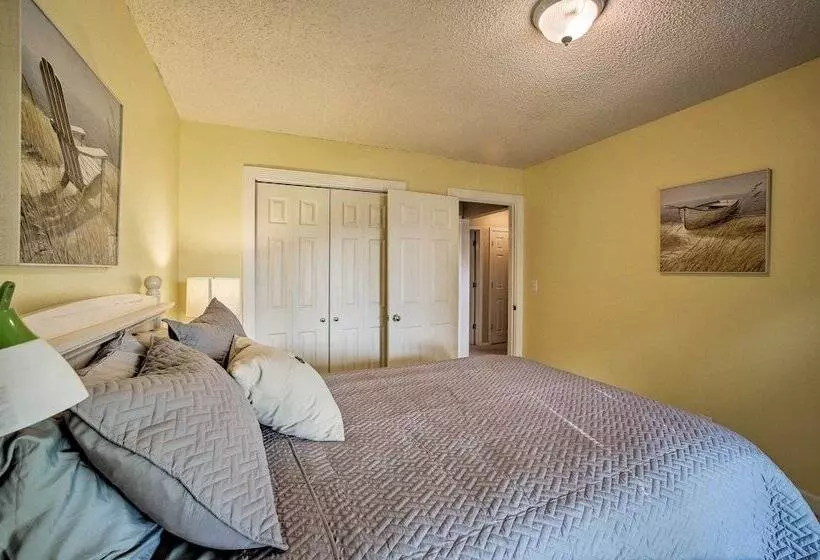 Hillside Rogers Cottage W/ Beaver Lake Views!