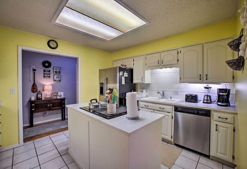 Hillside Rogers Cottage W/ Beaver Lake Views!