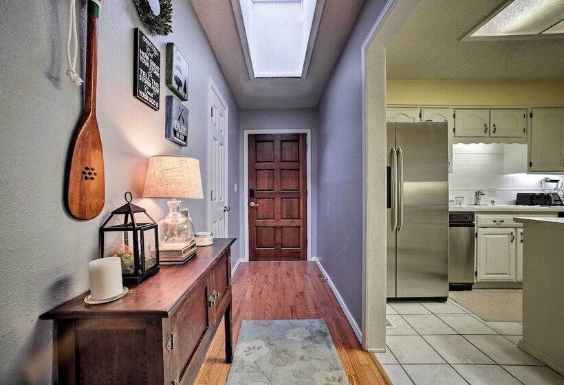 Hillside Rogers Cottage W/ Beaver Lake Views!