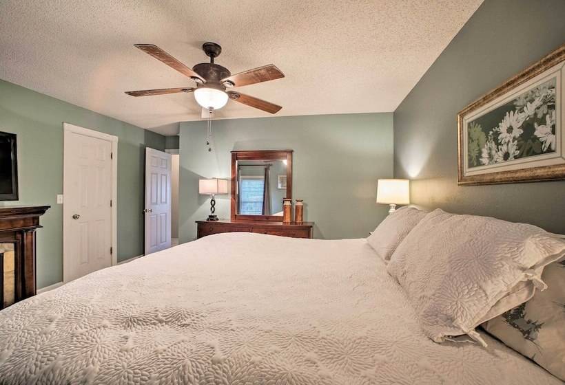 Hillside Rogers Cottage W/ Beaver Lake Views!