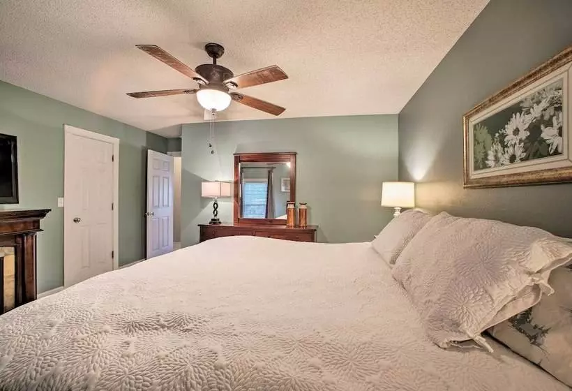 Hillside Rogers Cottage W/ Beaver Lake Views!