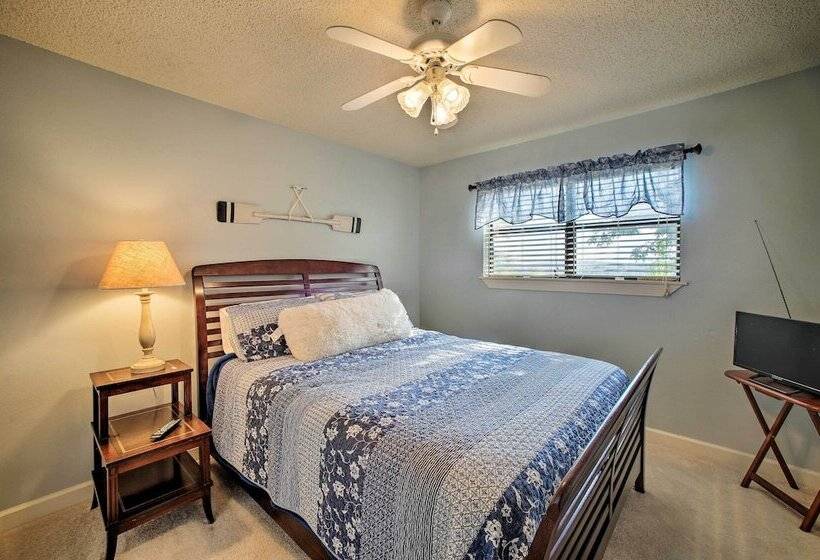 Hillside Rogers Cottage W/ Beaver Lake Views!