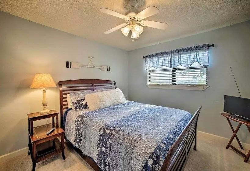 Hillside Rogers Cottage W/ Beaver Lake Views!