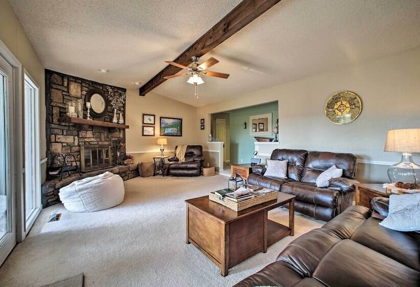 Hillside Rogers Cottage W/ Beaver Lake Views!