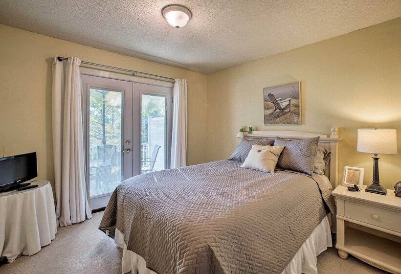 Hillside Rogers Cottage W/ Beaver Lake Views!