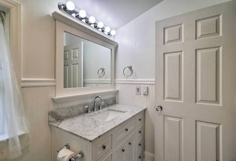 Idyllic Fleetwood Farmhouse W/ Fire Pit & Bbq