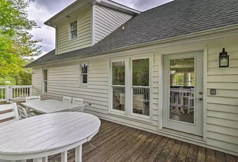Idyllic Fleetwood Farmhouse W/ Fire Pit & Bbq