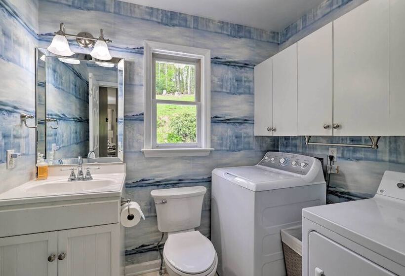 Idyllic Fleetwood Farmhouse W/ Fire Pit & Bbq