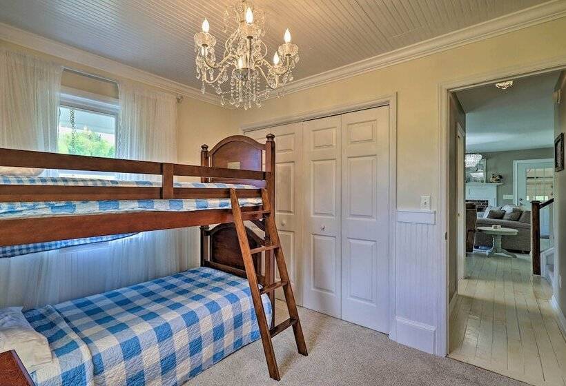 Idyllic Fleetwood Farmhouse W/ Fire Pit & Bbq