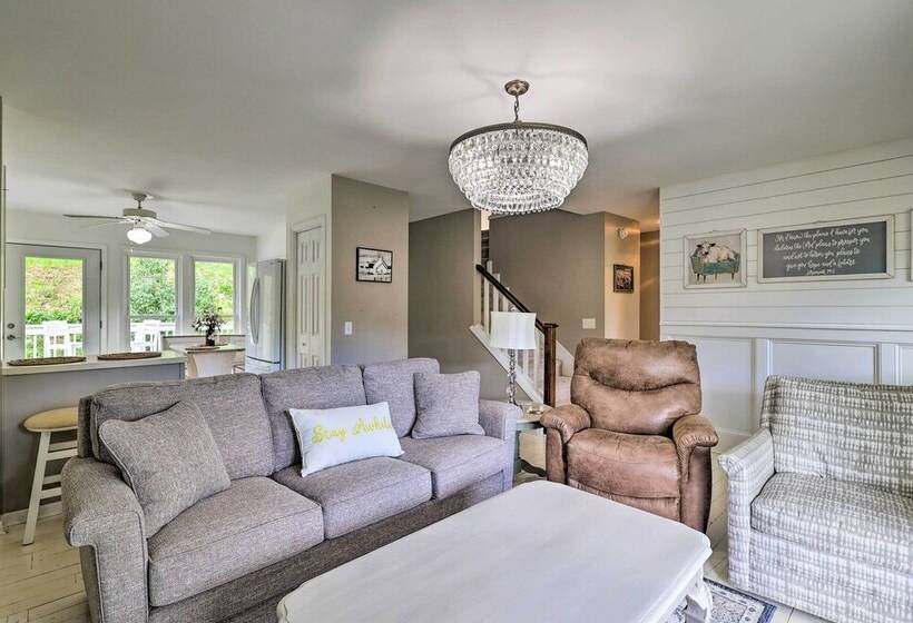 Idyllic Fleetwood Farmhouse W/ Fire Pit & Bbq