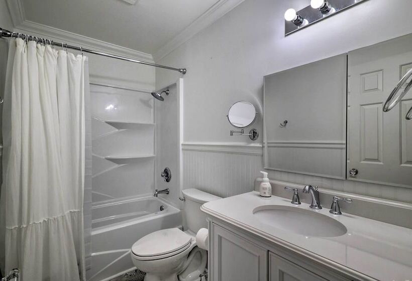 Idyllic Fleetwood Farmhouse W/ Fire Pit & Bbq