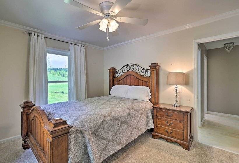 Idyllic Fleetwood Farmhouse W/ Fire Pit & Bbq