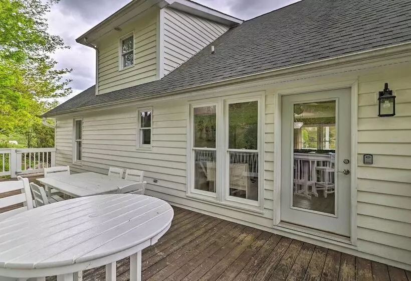 Idyllic Fleetwood Farmhouse W/ Fire Pit & Bbq