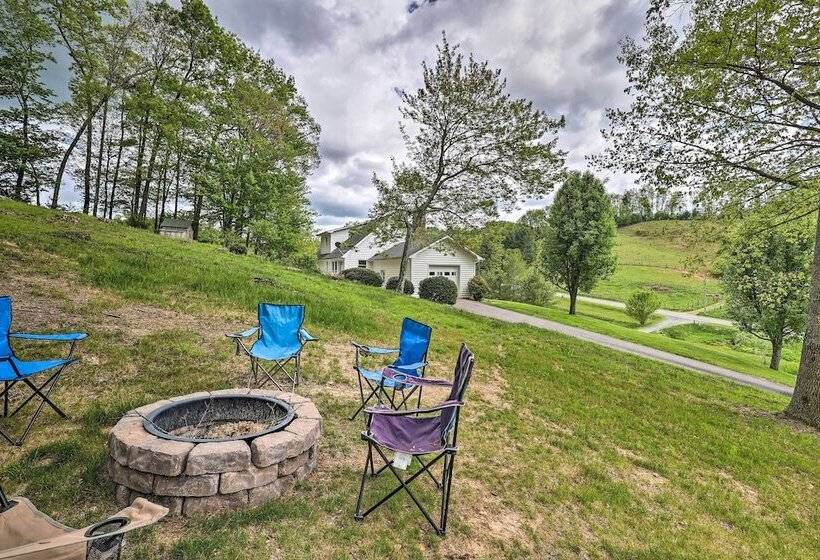 Idyllic Fleetwood Farmhouse W/ Fire Pit & Bbq