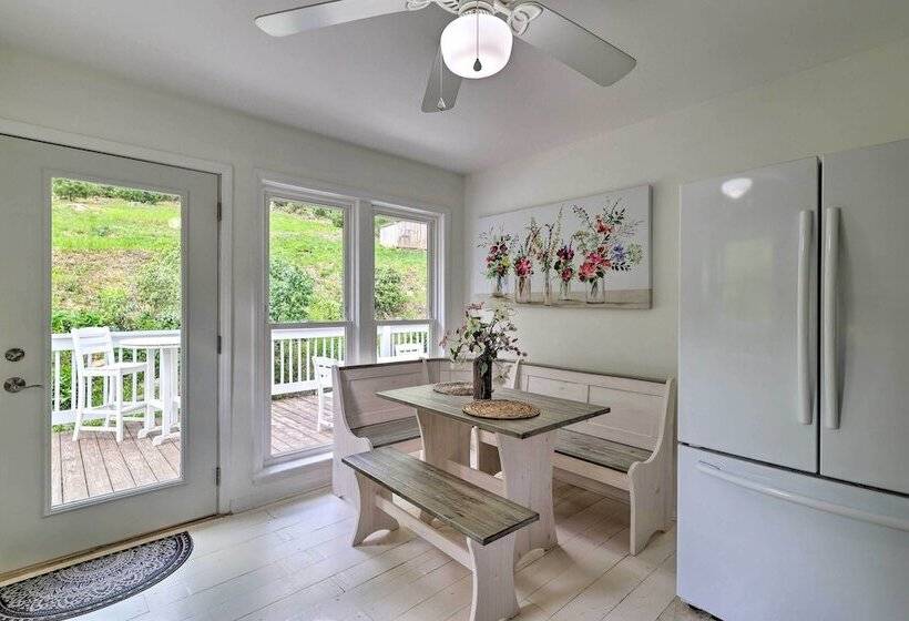 Idyllic Fleetwood Farmhouse W/ Fire Pit & Bbq