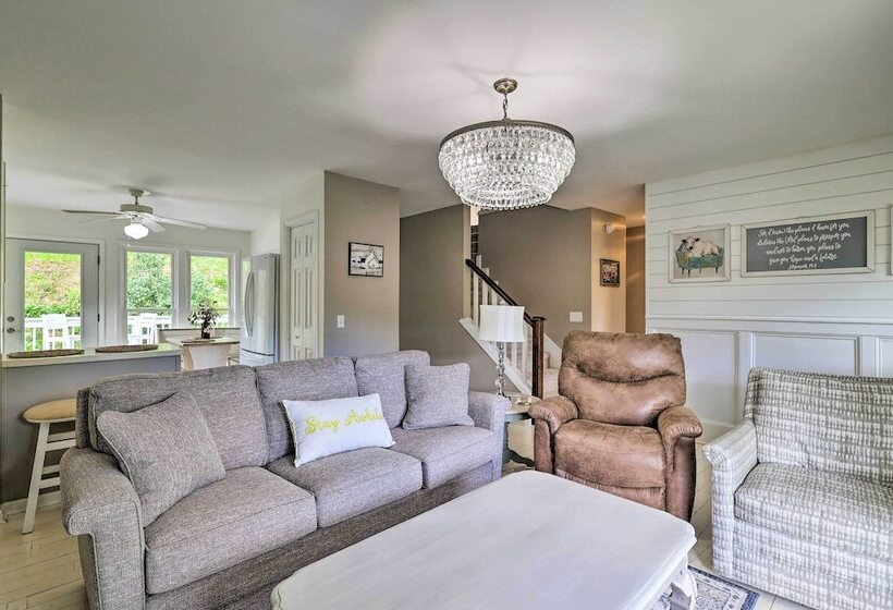 Idyllic Fleetwood Farmhouse W/ Fire Pit & Bbq