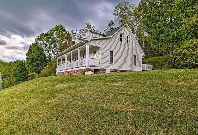 Idyllic Fleetwood Farmhouse W/ Fire Pit & Bbq