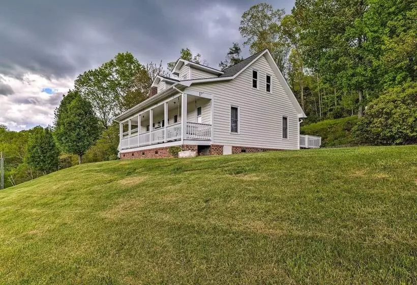 Idyllic Fleetwood Farmhouse W/ Fire Pit & Bbq