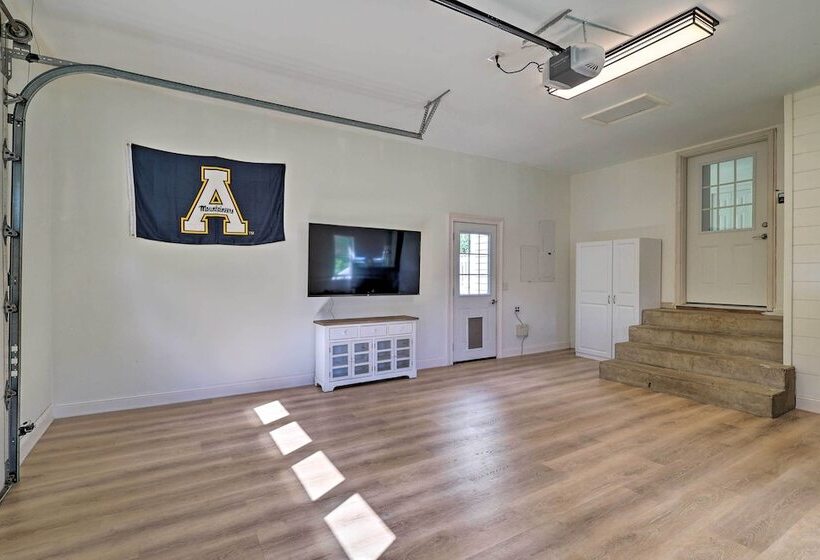 Idyllic Fleetwood Farmhouse W/ Fire Pit & Bbq