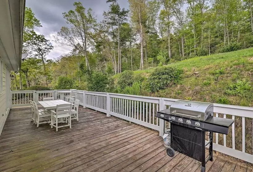 Idyllic Fleetwood Farmhouse W/ Fire Pit & Bbq