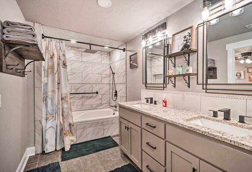 Lakefront Fort Towson Home: Private Dock & 3 Decks