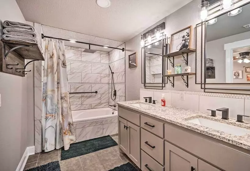 Lakefront Fort Towson Home: Private Dock & 3 Decks