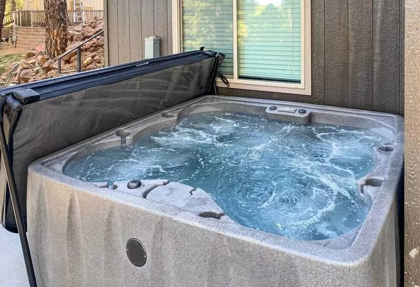 Lavish National Forest Retreat W/ Hot Tub + Views!