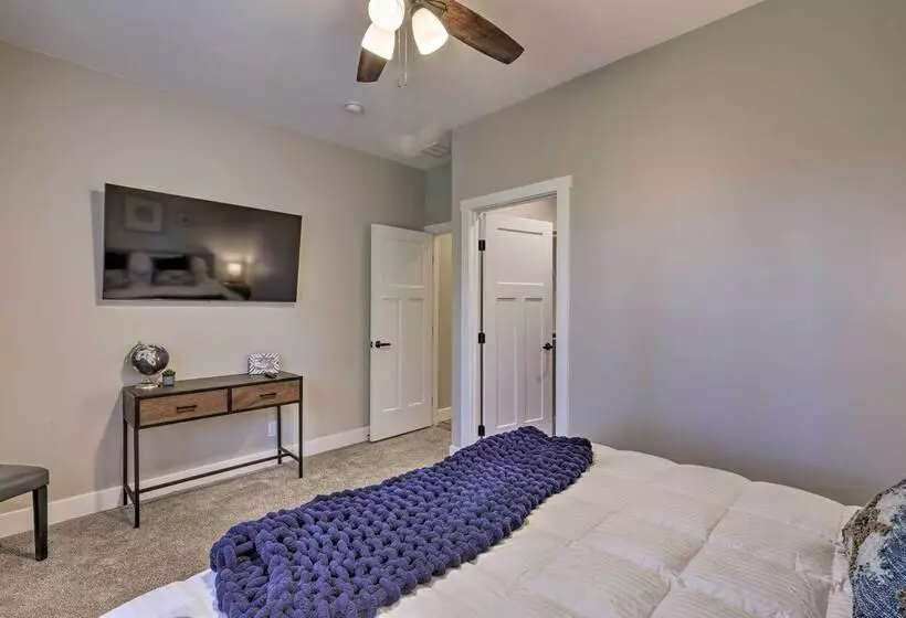 Lavish National Forest Retreat W/ Hot Tub + Views!