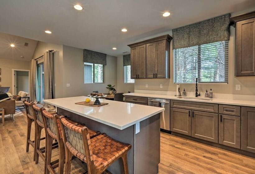 Lavish National Forest Retreat W/ Hot Tub + Views!